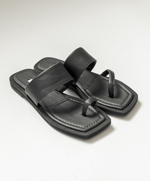 CAPRICIEUX LE'MAGE（カプリシューレマージュ）の「アシメトングフラットサンダル（パンプス・レディース・キャメル/ブラック・39/37）」の5枚目の写真