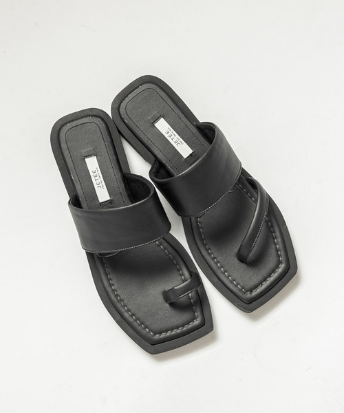 CAPRICIEUX LE'MAGE（カプリシューレマージュ）の「アシメトングフラットサンダル（パンプス・レディース・キャメル/ブラック・39/37）」の7枚目の写真