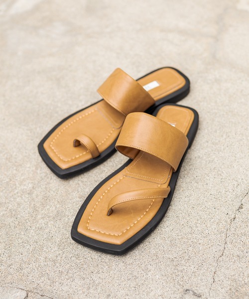 CAPRICIEUX LE'MAGE（カプリシューレマージュ）の「アシメトングフラットサンダル（パンプス・レディース・キャメル/ブラック・39/37）」の14枚目の写真