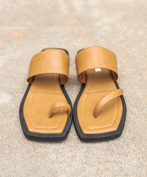 CAPRICIEUX LE'MAGE（カプリシューレマージュ）の「アシメトングフラットサンダル（パンプス・レディース・キャメル/ブラック・39/37）」の11枚目の写真