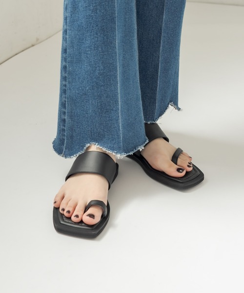 CAPRICIEUX LE'MAGE（カプリシューレマージュ）の「アシメトングフラットサンダル（パンプス・レディース・キャメル/ブラック・39/37）」の9枚目の写真