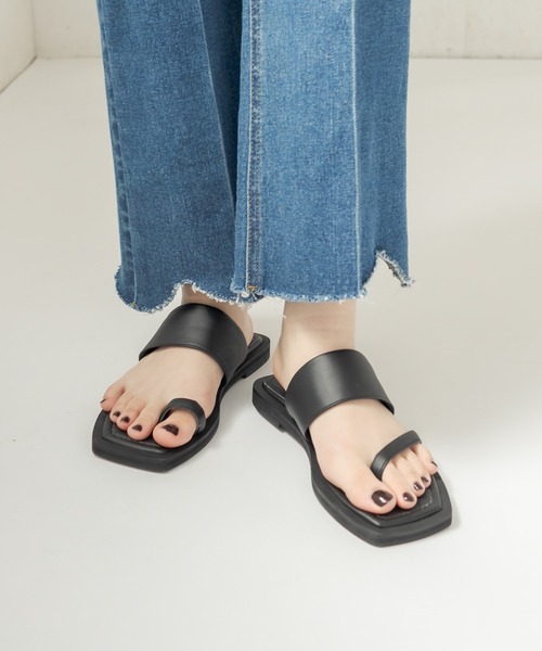 CAPRICIEUX LE'MAGE（カプリシューレマージュ）の「アシメトングフラットサンダル（パンプス・レディース・キャメル/ブラック・39/37）」の8枚目の写真