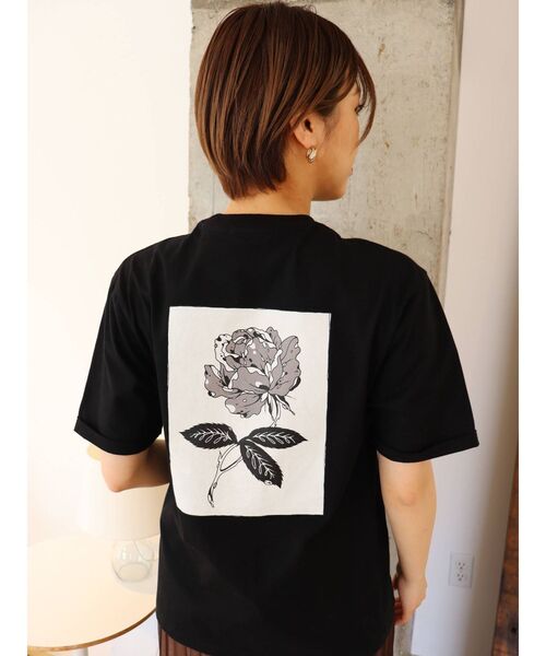 MURUA（ムルーア）の「【MURUA×山代エンナ】プリントTシャツ（Tシャツ/カットソー・レディース・ホワイト/ブラック/パープル・FREE）」の2枚目の写真