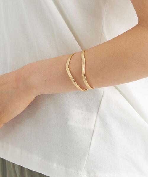 green label relaxing（グリーンレーベルリラクシング）の「CFC メタル Wライン バングル（バングル/リストバンド・レディース・ゴールド/シルバー・FREE）」の2枚目の写真