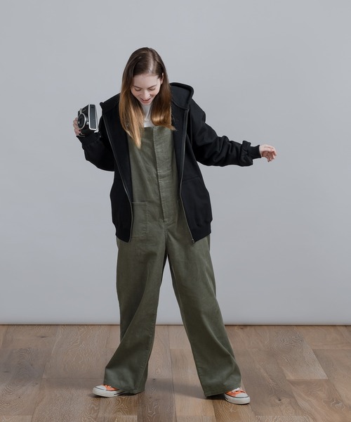 MUHET（ミュエータ）の「コーデュロイオーバーオール（サロペット/オーバーオール・レディース・ベージュ/グリーン・SMALL/MEDIUM/LARGE）」の2枚目の写真