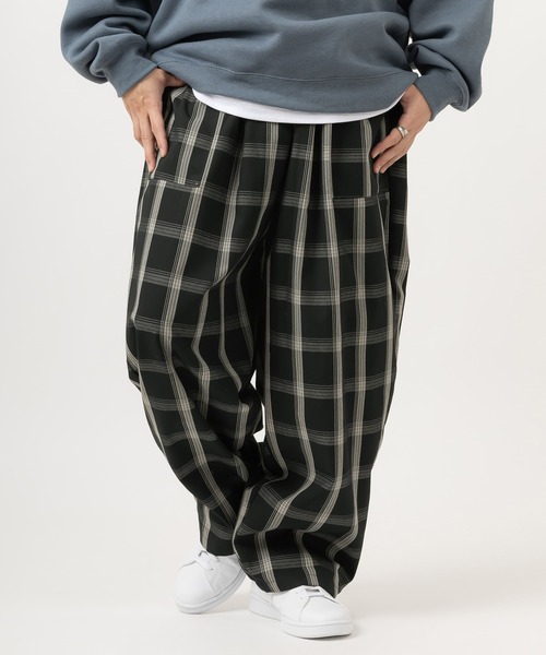 SlashDate(スラッシュデイト)の「タックワイドバルーンパンツ/スケーターパンツ/シェフパンツ/ベイカーパンツ(その他パンツ・メンズ・ホワイト系その他/ブラック系その他/ブラウン系その他/ベージュ系その他/ベージュ/ネイビー/ブラウン/グレー/カーキ/ブルー/アイボリー/ダークインディゴブルー/ブラック/ワンウォッシュ/ブラック系その他2・L/M)」の5枚目の写真