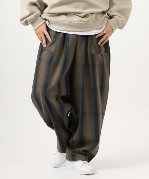 SlashDate(スラッシュデイト)の「タックワイドバルーンパンツ/スケーターパンツ/シェフパンツ/ベイカーパンツ(その他パンツ・メンズ・ホワイト系その他/ブラック系その他/ブラウン系その他/ベージュ系その他/ベージュ/ネイビー/ブラウン/グレー/カーキ/ブルー/アイボリー/ダークインディゴブルー/ブラック/ワンウォッシュ/ブラック系その他2・L/M)」の8枚目の写真