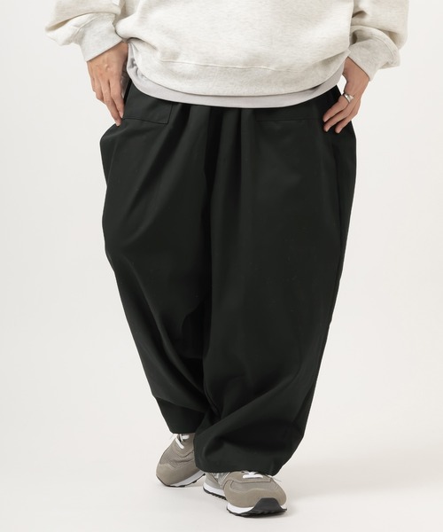 SlashDate(スラッシュデイト)の「タックワイドバルーンパンツ/スケーターパンツ/シェフパンツ/ベイカーパンツ(その他パンツ・メンズ・ホワイト系その他/ブラック系その他/ブラウン系その他/ベージュ系その他/ベージュ/ネイビー/ブラウン/グレー/カーキ/ブルー/アイボリー/ダークインディゴブルー/ブラック/ワンウォッシュ/ブラック系その他2・L/M)」の4枚目の写真