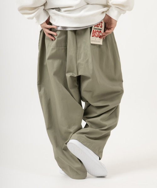 SlashDate(スラッシュデイト)の「タックワイドバルーンパンツ/スケーターパンツ/シェフパンツ/ベイカーパンツ(その他パンツ・メンズ・ホワイト系その他/ブラック系その他/ブラウン系その他/ベージュ系その他/ベージュ/ネイビー/ブラウン/グレー/カーキ/ブルー/アイボリー/ダークインディゴブルー/ブラック/ワンウォッシュ/ブラック系その他2・L/M)」の22枚目の写真