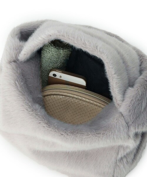 SHOO・LA・RUE（シューラルー）の「◆シャーリングエコファーショルダー（ショルダーバッグ・レディース・サンドベージュ/ナチュラル/ブラウン系/ライトグリーン系・00）」の5枚目の写真