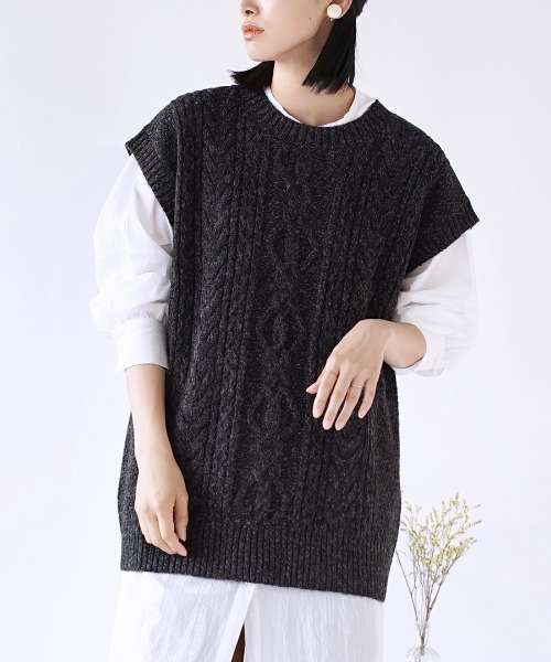 apartment department（アパートメントデパートメント）の「メランジ調 地柄ニット ワイドベスト（ベスト・レディース・チャコール/アイボリー・M）」の2枚目の写真