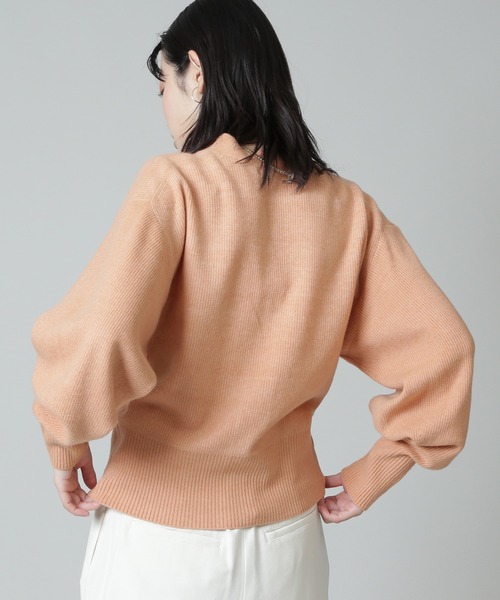 NATURAL BEAUTY BASIC(ナチュラルビューティーベーシック)の「フォルムニットカーディガン(カーディガン/ボレロ・レディース・グレー/オレンジ/オフホワイト・MEDIUM)」の5枚目の写真