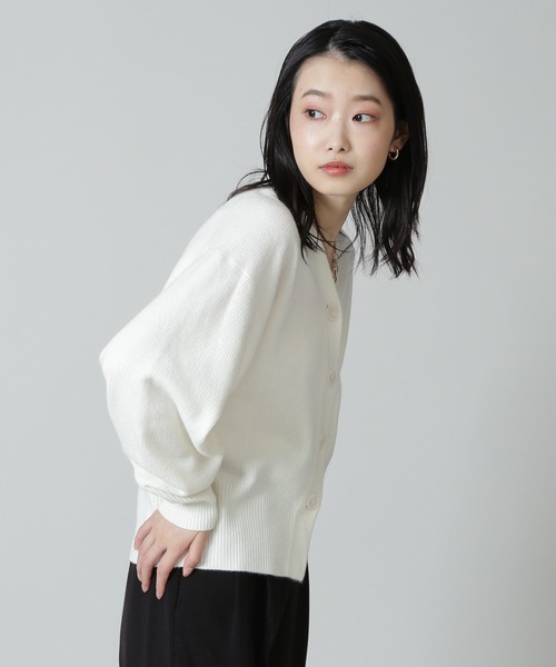 NATURAL BEAUTY BASIC(ナチュラルビューティーベーシック)の「フォルムニットカーディガン(カーディガン/ボレロ・レディース・グレー/オレンジ/オフホワイト・MEDIUM)」の4枚目の写真