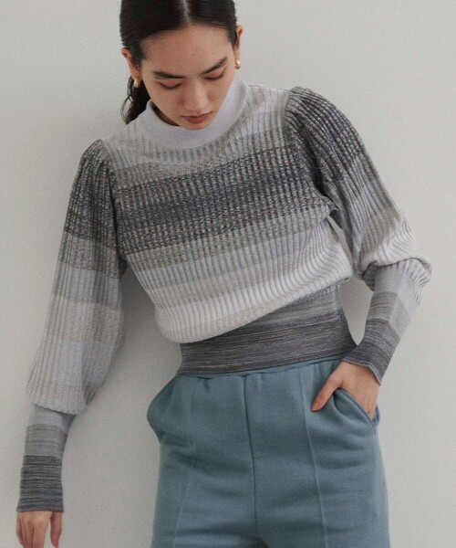 A + TOKYO（エープラストウキョウ）の「グラデーションクロップドニットトップス（ニット/セーター・レディース・グリーン/グレー・FREE）」の3枚目の写真