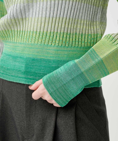 A + TOKYO（エープラストウキョウ）の「グラデーションクロップドニットトップス（ニット/セーター・レディース・グリーン/グレー・FREE）」の11枚目の写真