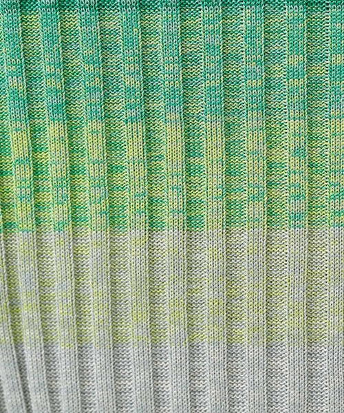 A + TOKYO（エープラストウキョウ）の「グラデーションクロップドニットトップス（ニット/セーター・レディース・グリーン/グレー・FREE）」の14枚目の写真