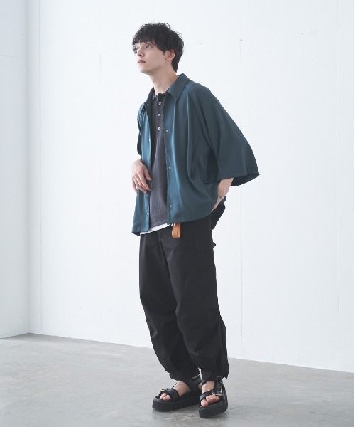 Alpinus（アルピナス）の「Alpinus - high drape raglan coach shirt  /ハイドレープラグランコーチシャツ（シャツ/ブラウス・メンズ・チャコールグレー/カーキ/グレイッシュベージュ・SMALL/MEDIUM）」の22枚目の写真