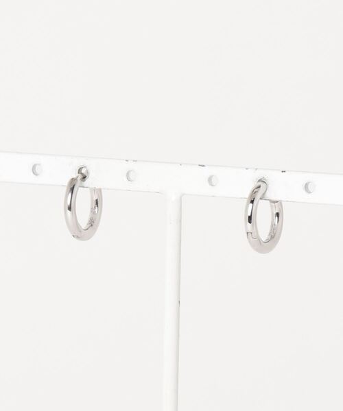 TOM WOOD(トムウッド)の「TOM WOOD classic hoop silver トムウッド クラシックフープ シルバー ピアス(ピアス(両耳用)・レディース・シルバー・SMALL)」の6枚目の写真