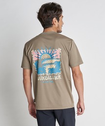 Quiksilver（クイックシルバー）の「HIGH AS HOPE SS/クイックシルバーバックプリント半袖ラッシュガード(水着)（ラッシュガード・メンズ）」