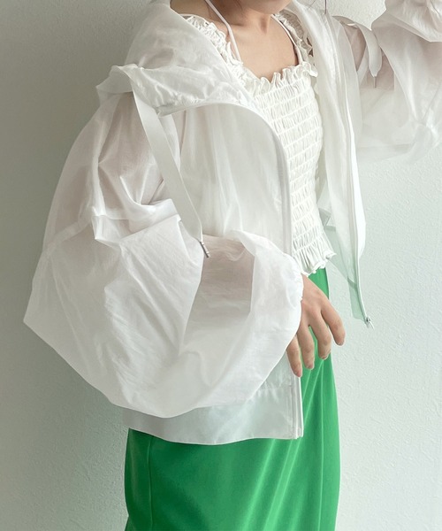 w closet（ダブルクローゼット）の「シアーナイロンドロップショルダーフードZIP（ナイロンジャケット・レディース・オフホワイト/ピンク/ターコイズブルー/ライトベージュ・FREE）」の2枚目の写真