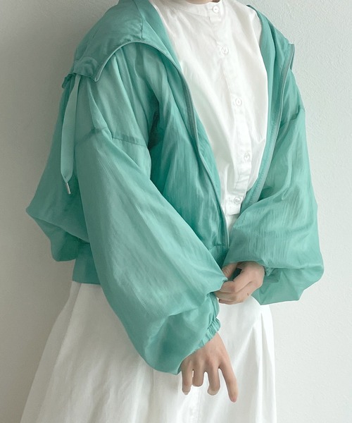 w closet（ダブルクローゼット）の「シアーナイロンドロップショルダーフードZIP（ナイロンジャケット・レディース・オフホワイト/ピンク/ターコイズブルー/ライトベージュ・FREE）」の4枚目の写真