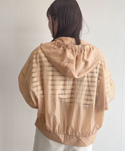 w closet（ダブルクローゼット）の「シアーナイロンドロップショルダーフードZIP（ナイロンジャケット・レディース・オフホワイト/ピンク/ターコイズブルー/ライトベージュ・FREE）」の16枚目の写真