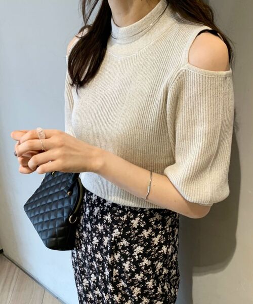 MAJESTIC LEGON（マジェスティックレゴン）の「肩あきラメニット（ニット/セーター・レディース・オフホワイト/ブラック/ピンクベージュ/ライトグレー/グレー・MEDIUM）」の2枚目の写真