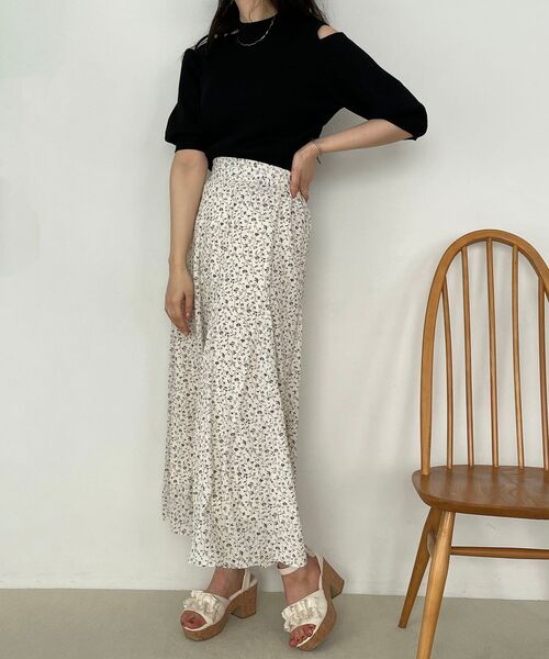 MAJESTIC LEGON（マジェスティックレゴン）の「肩あきラメニット（ニット/セーター・レディース・オフホワイト/ブラック/ピンクベージュ/ライトグレー/グレー・MEDIUM）」の11枚目の写真