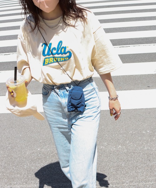 COURO(コウロ)の「UCLA サガラ刺繍/ワッペン半袖Tシャツ(Tシャツ/カットソー・レディース・ホワイト/ネイビー/アイボリー/ホワイト系その他/アイボリー系/ネイビー系・M/L/XL)」の1枚目の写真