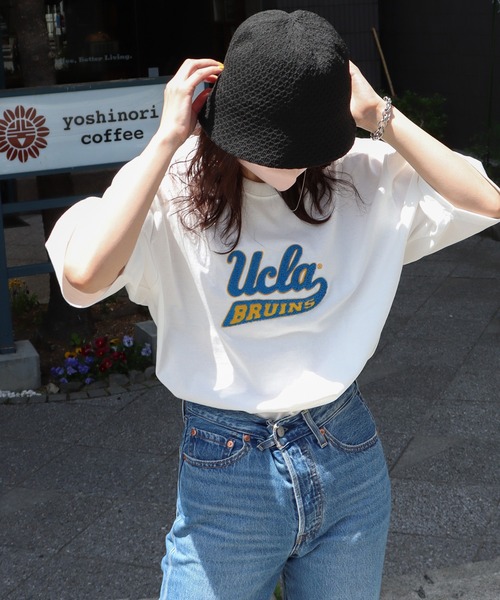 COURO(コウロ)の「UCLA サガラ刺繍/ワッペン半袖Tシャツ(Tシャツ/カットソー・レディース・ホワイト/ネイビー/アイボリー/ホワイト系その他/アイボリー系/ネイビー系・M/L/XL)」の2枚目の写真