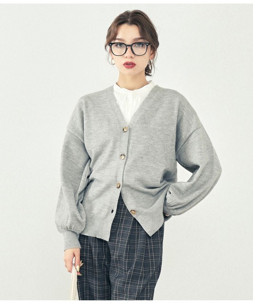 ANAP（アナップ）の「8色展開べっ甲ボタンボリュームスリーブニットカーディガン（カーディガン/ボレロ・レディース・ブラック/パープル/グレー/レッド/イエロー/オレンジ/ブルー/グリーン・FREE）」の3枚目の写真