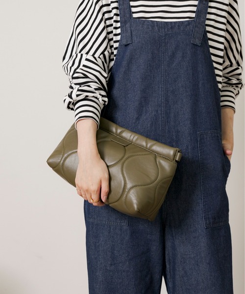 LE VERNIS（ル・ベルニ）の「LE VERNIS　キルティングクラッチバッグ（クラッチバッグ・レディース・カーキ/ベージュ/ブラック・ONE）」の3枚目の写真