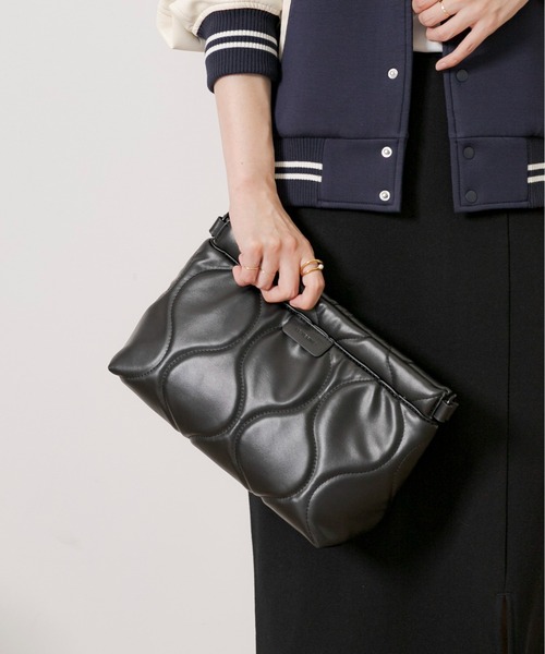 LE VERNIS（ル・ベルニ）の「LE VERNIS　キルティングクラッチバッグ（クラッチバッグ・レディース・カーキ/ベージュ/ブラック・ONE）」の2枚目の写真