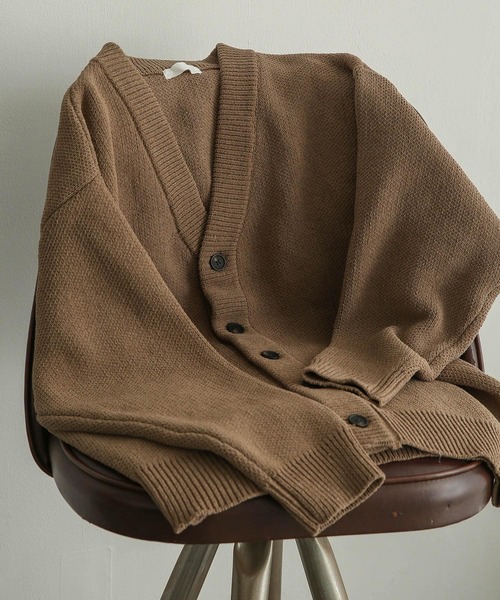 SENSE OF PLACE by URBAN RESEARCH(センスオブプレイスバイアーバンリサーチ)の「『イージーケア』モールVネックカーディガン(カーディガン/ボレロ・メンズ・ブラック/ベージュ/グリーン/アイボリー・MEDIUM/LARGE)」の3枚目の写真