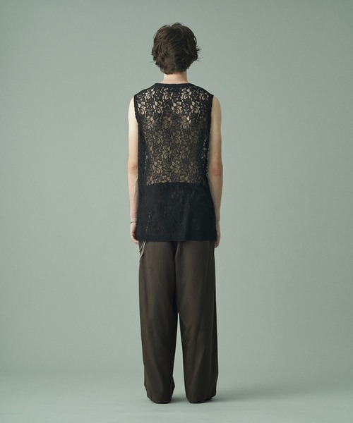 Juha（ユハ）の「FLOWER LACE NO-SLEEVE（タンクトップ・メンズ・グレイッシュベージュ/ブラック・3/4）」の3枚目の写真