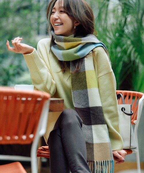 23区（ニジュウサンク）の「【CLASSY.1月号掲載】manifattura big ウール マフラー（マフラー・レディース・ピンク系1/黄土色系/ライトイエロー系1/アイボリー系・F）」の3枚目の写真