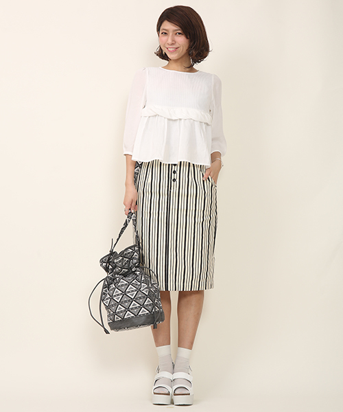 mystic（ミスティック）の「ねじりフリルブラウス（シャツ/ブラウス・レディース・アイボリー/ネイビー/ピンクベージュ/オフホワイト・ﾌﾘ-）」の15枚目の写真