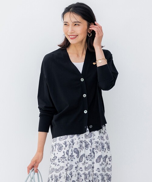 23区(ニジュウサンク)の「【洗える】テンセルストレッチ Vネック ショート カーディガン(カーディガン/ボレロ・レディース・ブラック系/ベージュ系・38)」の2枚目の写真