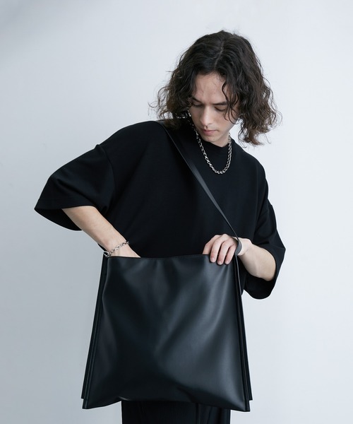 JUNRED(ジュンレッド)の「シンセティックレザーワンショルダーバッグ(ショルダーバッグ・メンズ・ブラック・FREE)」の6枚目の写真