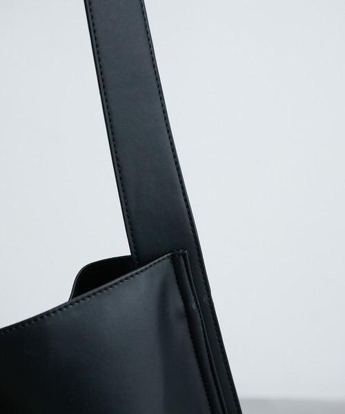 JUNRED(ジュンレッド)の「シンセティックレザーワンショルダーバッグ(ショルダーバッグ・メンズ・ブラック・FREE)」の11枚目の写真