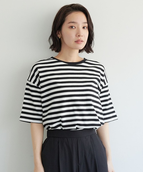 for/c(フォーシー)の「USAコットンラウンドヘムTシャツ【サスティナブル】(Tシャツ/カットソー・レディース・オリーブ/サックスブルー/ネイビー/ブルー/グレー/アイボリー/ラベンダー/ホワイト/ブラック/ベージュ/ホワイト×ブルー/ホワイト×ブラック・M/L/LL)」の4枚目の写真