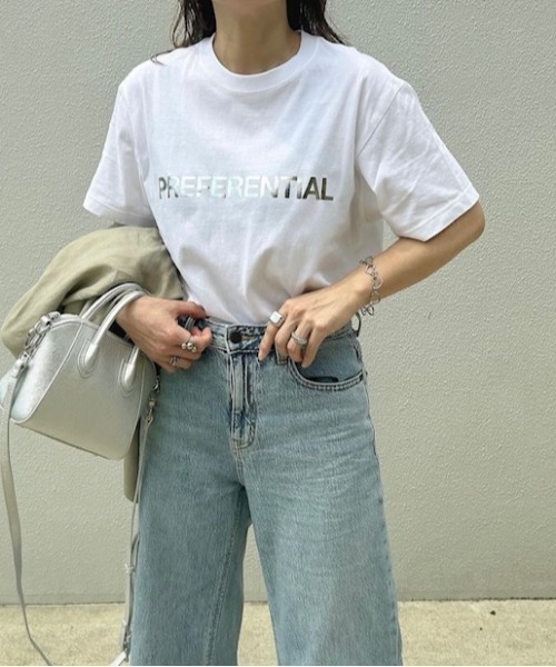 ANGIE(アンジー)の「箔 メタリック プリント ロゴTシャツ(半袖)(Tシャツ/カットソー・レディース・ナチュラル/ホワイト×ブルー/ホワイト×ブラック/ネイビー/チャコールグレー/ブラック系その他/ブラック/グレー系その他/ホワイト系1/ホワイト系2/ホワイト系その他/ベージュ系その他/ホワイト系その他5/ブラック系2/ブラック系1・MEDIUM/LARGE/SMALL)」の22枚目の写真
