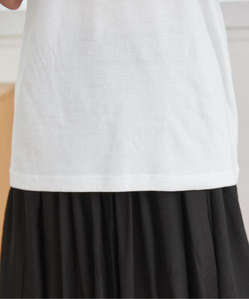 ANGIE（アンジー）の「フロッキープリント / 箔 メタリック プリント ロゴTシャツ（半袖）（Tシャツ/カットソー・レディース・ナチュラル/ホワイト×ブルー/ホワイト×ブラック/ネイビー/チャコールグレー/ブラック系その他/ブラック/グレー系その他/ホワイト系1/ホワイト系2/ホワイト系その他/ベージュ系その他/ホワイト系その他5/ブラック系2/ブラック系1・MEDIUM/LARGE/SMALL）」の19枚目の写真