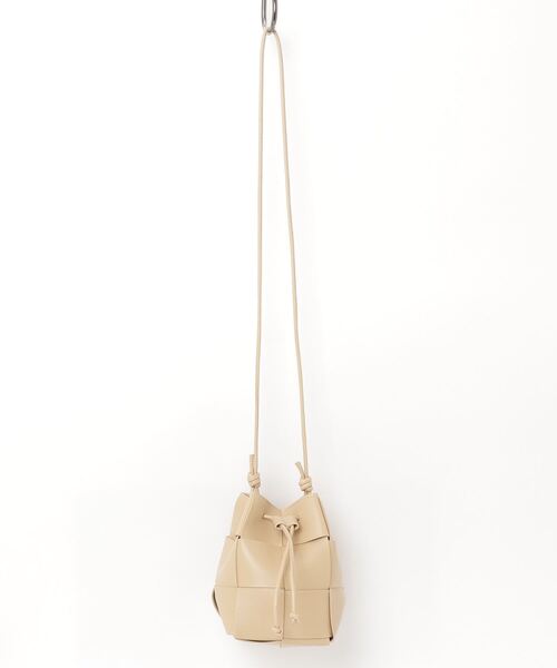 HIKA（ヒカ）の「【HIKA】PUレザー 編み込みミニショルダーBAG（ショルダーバッグ・レディース・ホワイト/ブラック/シルバー/グリーン/ブラウン/カーキ/ミント/イエロー・FREE）」の4枚目の写真