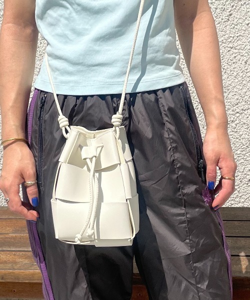 HIKA（ヒカ）の「【HIKA】PUレザー 編み込みミニショルダーBAG（ショルダーバッグ・レディース・ホワイト/ブラック/シルバー/グリーン/ブラウン/カーキ/ミント/イエロー・FREE）」の2枚目の写真