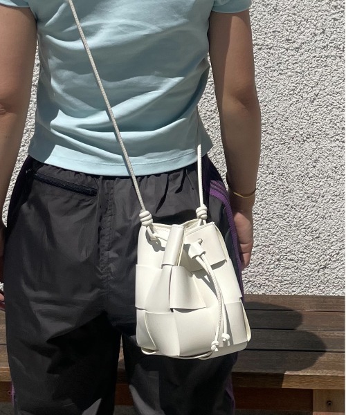 HIKA（ヒカ）の「【HIKA】PUレザー 編み込みミニショルダーBAG（ショルダーバッグ・レディース・ホワイト/ブラック/シルバー/グリーン/ブラウン/カーキ/ミント/イエロー・FREE）」の10枚目の写真