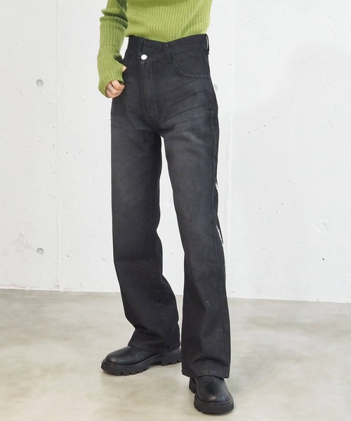 tiptop（ティップトップ）の「【2サイズ展開】脇フリンジアシメウェストセミフレアデニム（デニムパンツ・レディース・ブラック/ブルー・S/M）」の4枚目の写真