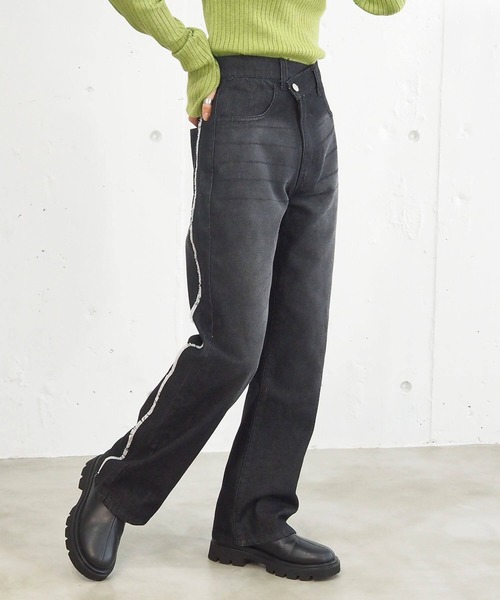 tiptop（ティップトップ）の「【2サイズ展開】脇フリンジアシメウェストセミフレアデニム（デニムパンツ・レディース・ブラック/ブルー・S/M）」の5枚目の写真