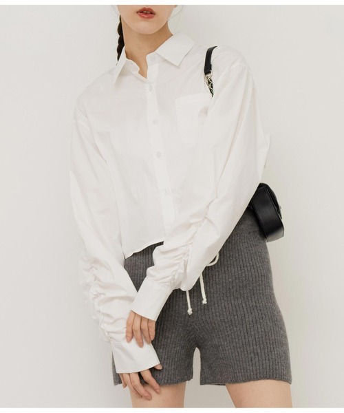 ANAP（アナップ）の「袖ギャサーデザインクロップドシャツ（シャツ/ブラウス・レディース・ブラック/ブルー/オフホワイト・FREE）」の2枚目の写真