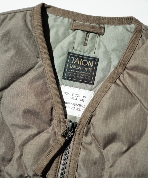 TAION(タイオン)の「TAION/タイオン "KIDS" MILITARY ZIP VNECK DOWN VEST (TAION-K001ZML-1) キッズ ミリタリー Vネックジップ ダウンベスト(ダウンジャケット/コート・キッズ・ベージュ/ブラック/オリーブ・120cm/140cm/130cm/150cm)」の15枚目の写真
